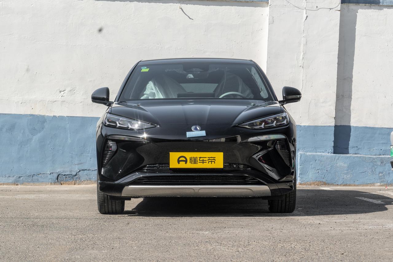 第一眼看腾势N7外观前卫犀利，灯组设计独特，车身线条流畅有张力。但前脸元素偏多略