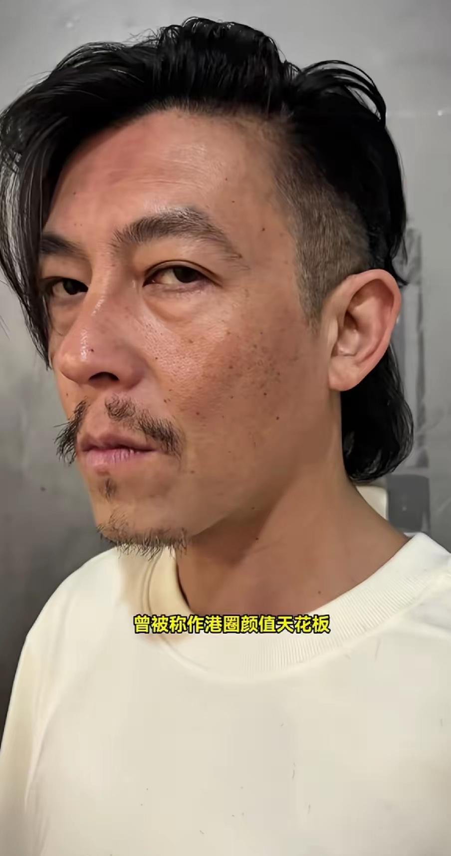 身材高挑，皮肤白皙，他曾经是演艺圈颜值天花板，迷倒万千少女，如今胡子拉碴，不修边