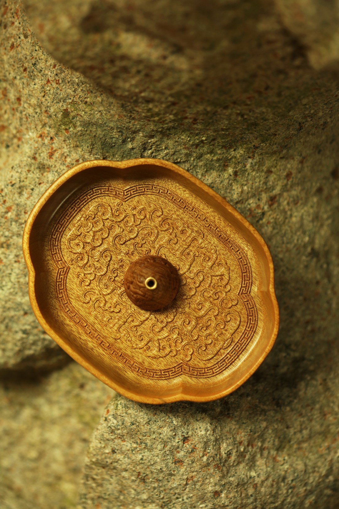 金丝楠木 | 宝相花·香插金丝楠整木掏制，雕刻宝相花纹，盘心磁石吸附，香插设计精