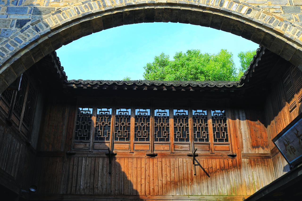 立冬——雪会如期而抵，爱会不期而遇！
这一刻的乌镇，又走过了一季岁月。
我们一觉