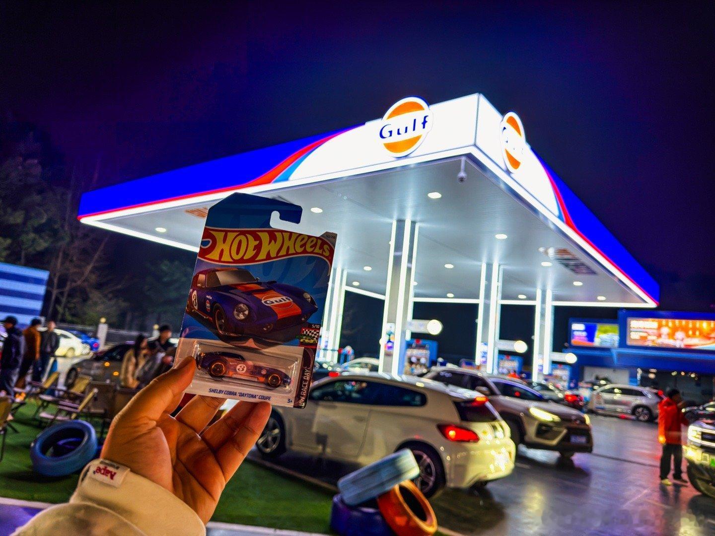 开着理想L9带着两小车迷，打卡成都第一家海湾石油加油站，自带玩车属性的加油站，氛