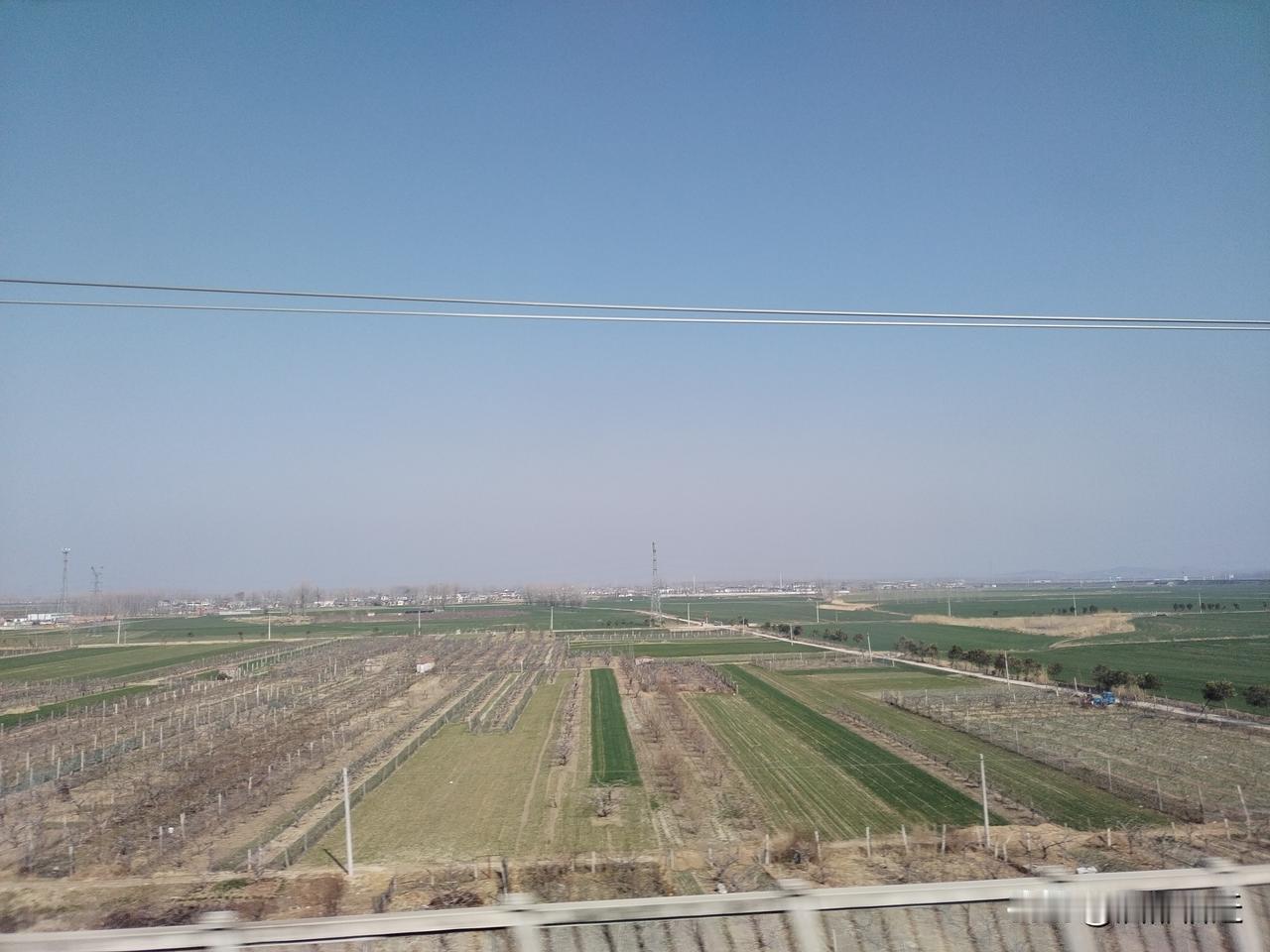 有人艳羡苏北的平原，广袤无垠，坦荡如砥。
也有人钟情皖南的群山，青峦含翠，云雾成