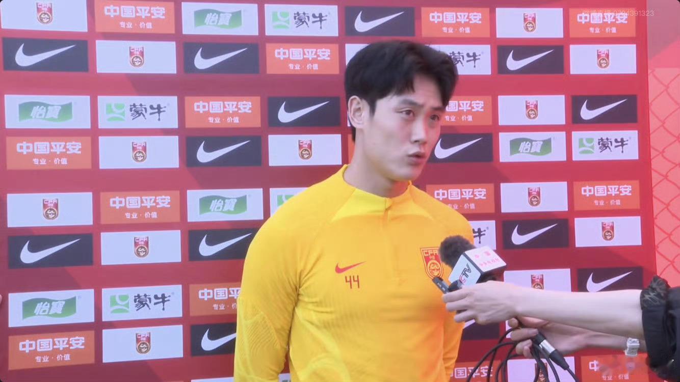 两年前的今天，备战世预赛36强赛的中国男足在深圳龙岗大运中心体育场副场进行训练。