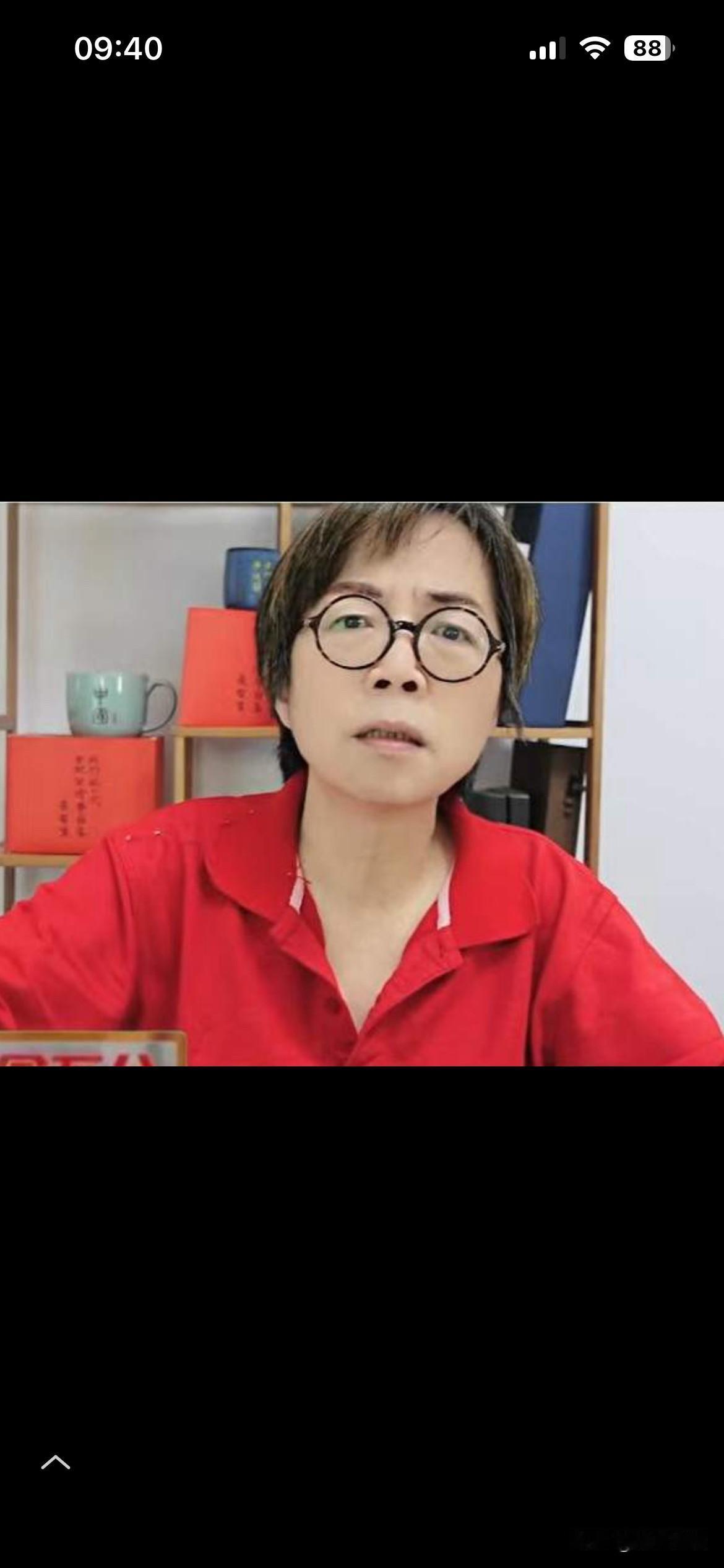 黄智贤批蓝就不是统派了吗？
近期，黄智贤对蓝营人士的批评很多，引起了不少质疑！