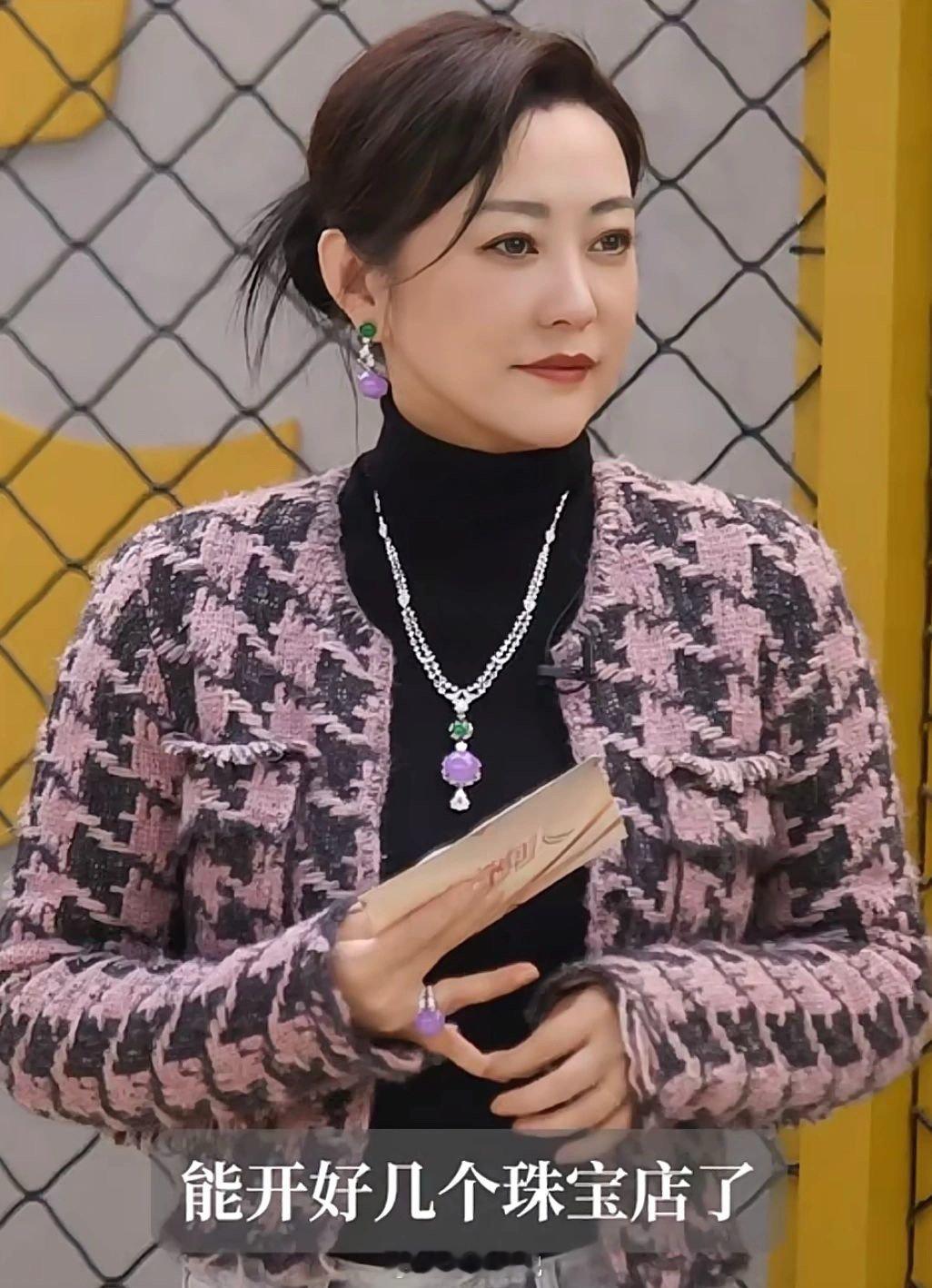 郝蕾的气质 好适合戴翡翠郝蕾自己之前还专门学过珠宝鉴定，也是珠宝设计师，郝蕾真的