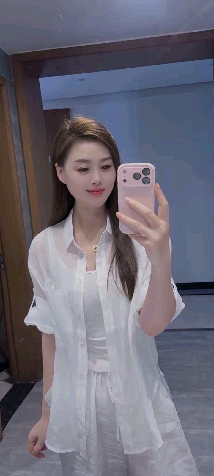 山河万里辽阔，人间熙攘热闹，我一路兜兜转转，只为奔赴有你的美好人间。