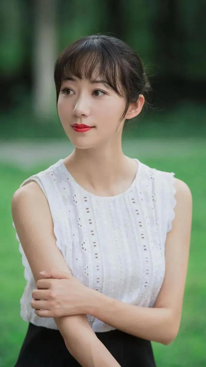 我发现，体制内夫妇，都有以下特征！

1. 相处静如湖水，波澜不惊。
2. 沟通