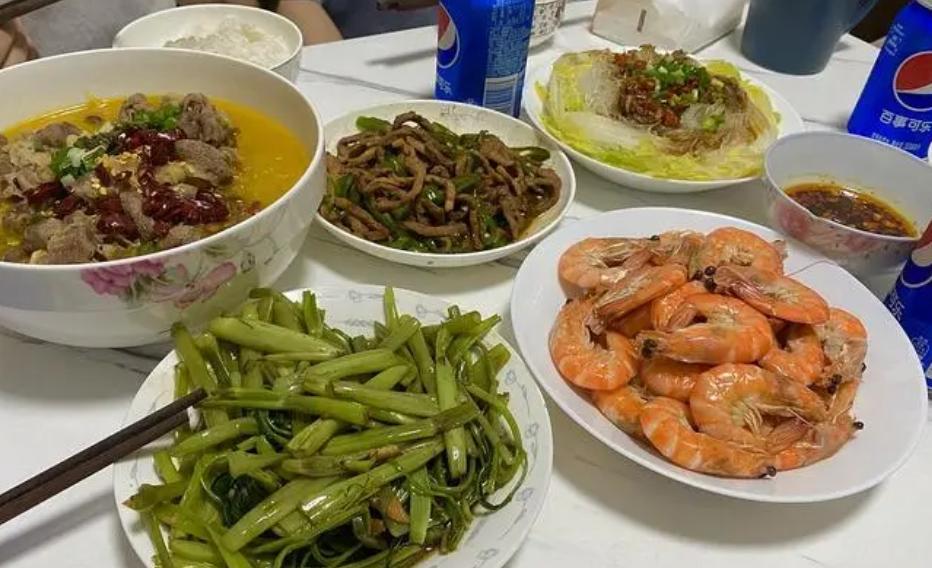 前几天，我女儿带了个985毕业的对象回来。小伙子在国企上班，年薪20万，五官端正