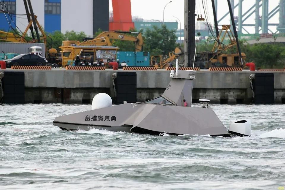 繁体字……那知道这是哪儿的产品了……

咦，座舱里还能看到一只光头……桅杆边上还