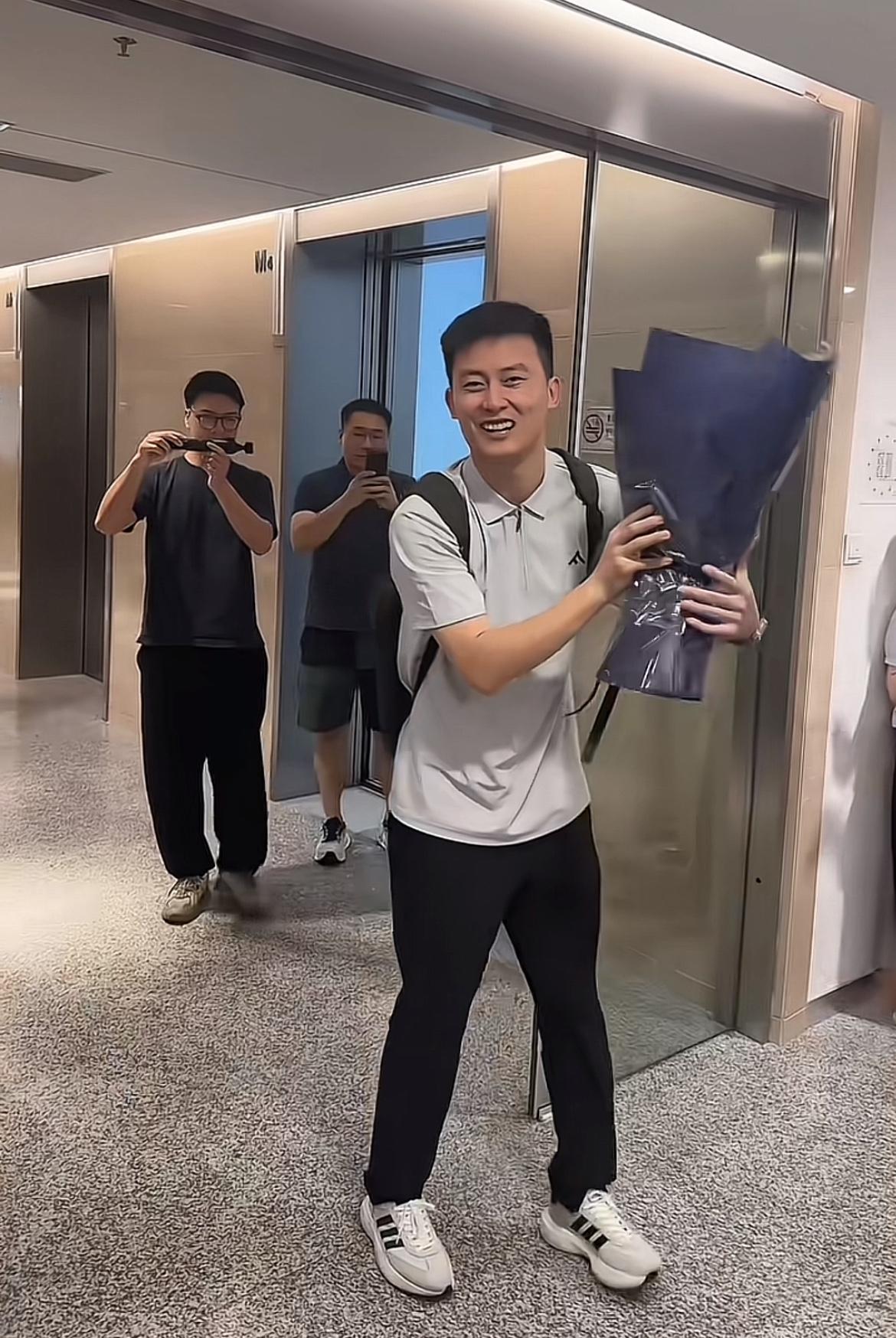武亮出院了，最近被民间版张雪峰刷屏，对于本尊张雪峰接班人武亮的报道越来越少，让我