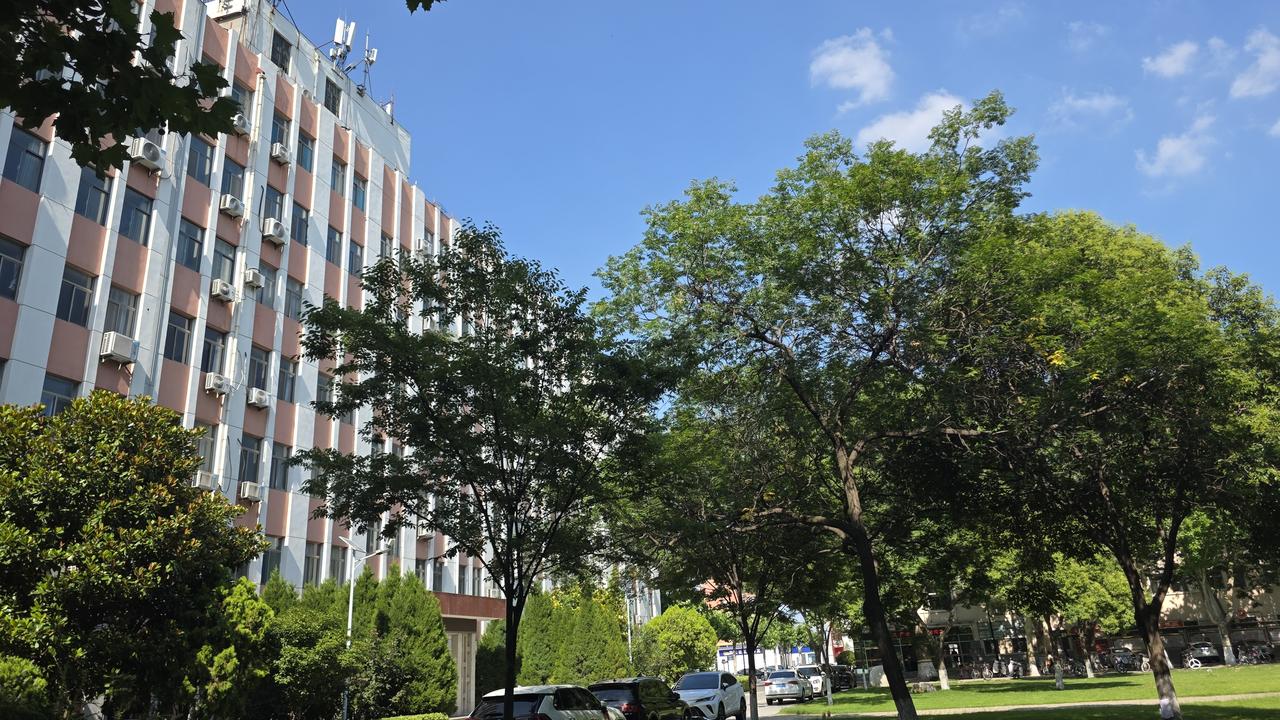 你吼大的孩子 终生活在别人脸色里

刚挂一通电话心理咨询 妈妈带着哭腔问 为啥我