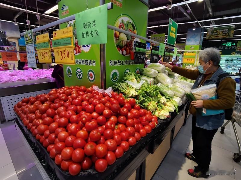 春节临近，超市和市场里的物价依然平稳。理性消费才是明智之举——盲目囤货只会推高价
