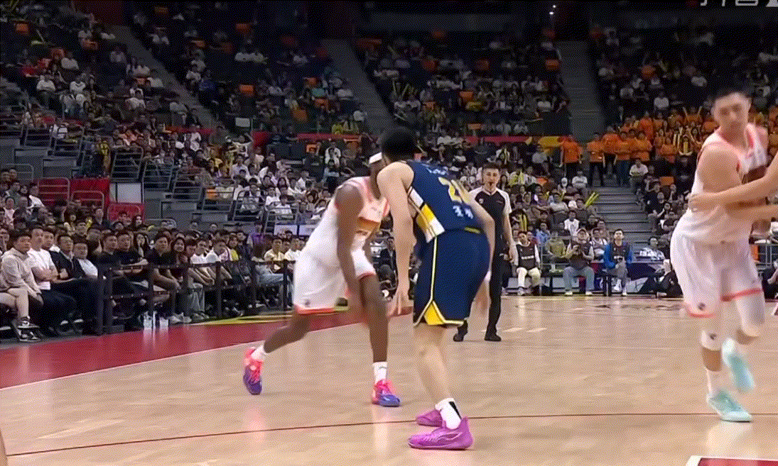 王少杰+张皓嘉这内线组合被追分一点也不奇怪，杜锋指导没办法了，暂停回来只能换回萨