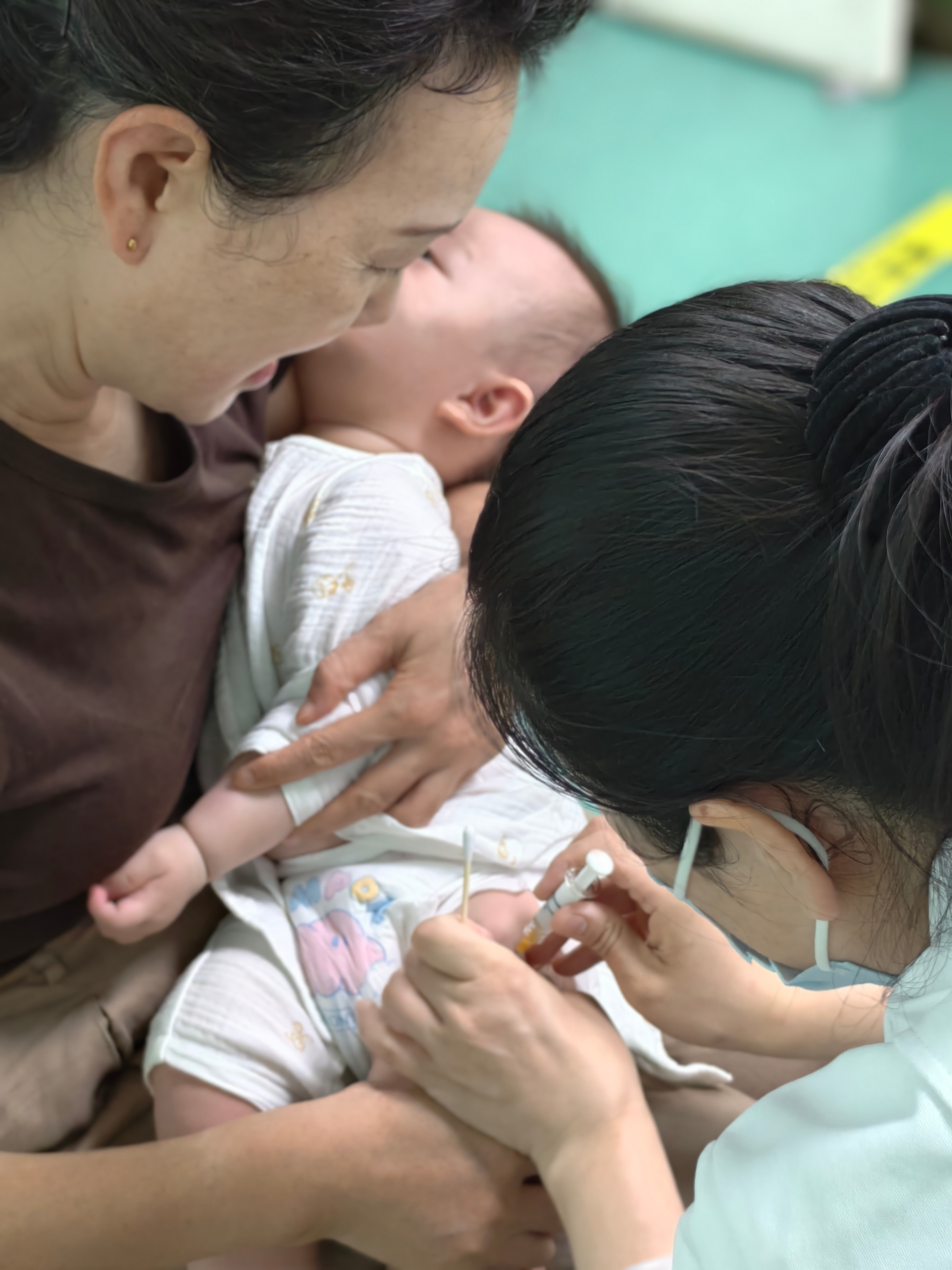 记录一下今天5个月了球球扎针没有哭，是个坚强的宝子[馋嘴] ​​​