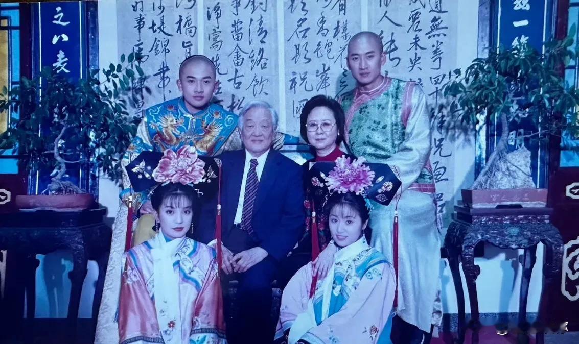围绕着琼瑶的争议，让人感觉这个社会只是科技进步了，精神上却倒退回封建社会了，对于