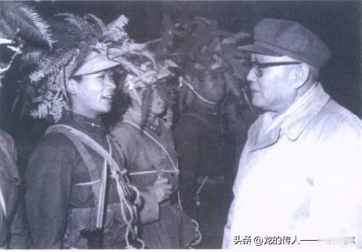 1964年2月，叶剑英和广州军区某部侦察兵指战员在一起