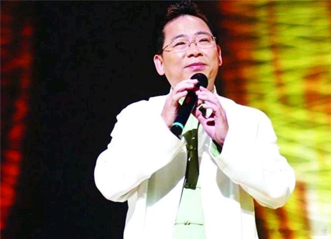 张明敏说唱过至少上千次我的中国心张明敏在妈妈的鼓励下，于1984年经典春晚献唱《