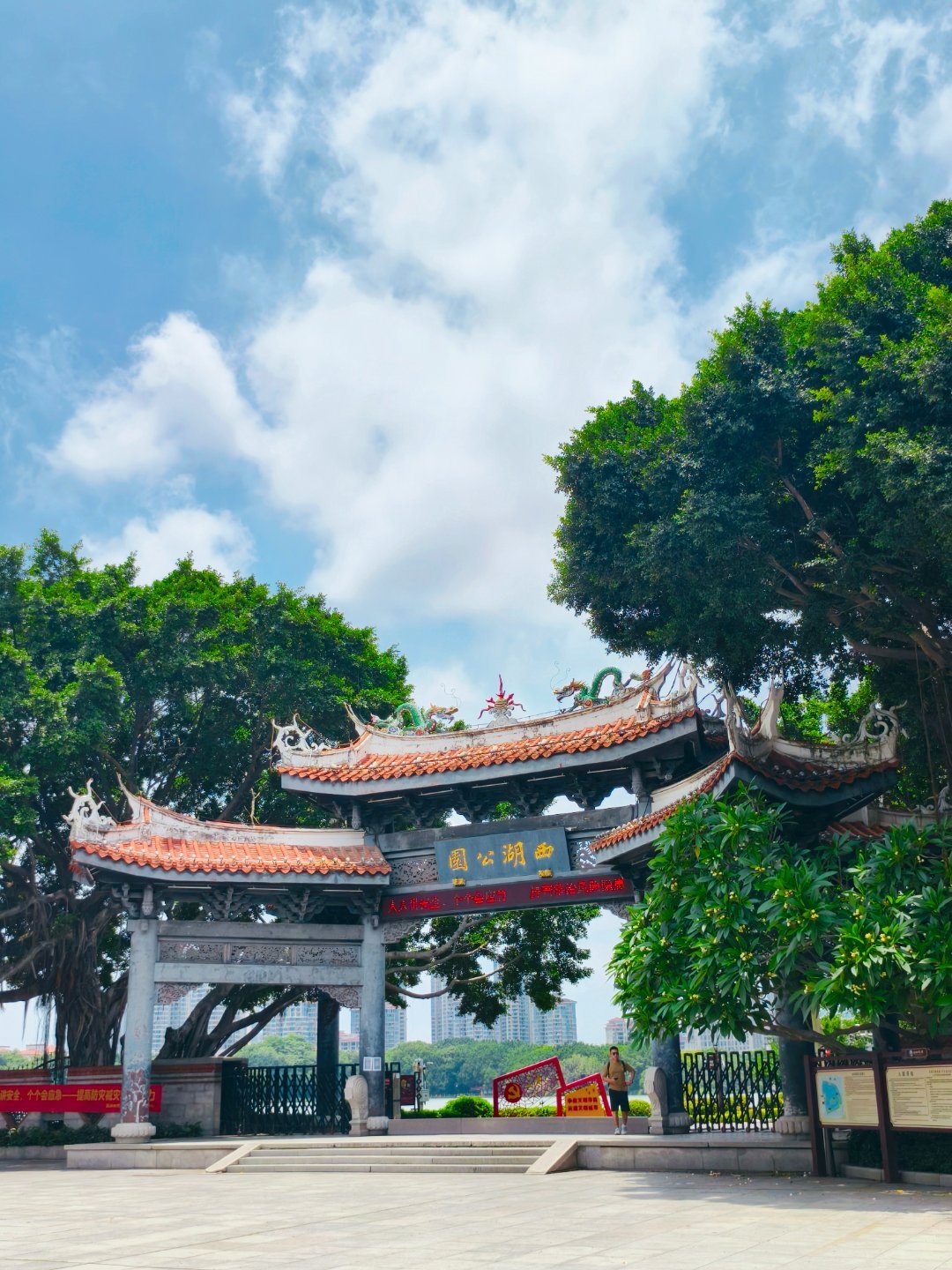 端午旅途见跟着阿嫲寻南洋盛夏追光之旅 泉州站打车到西街的途中，路过一片湖。山水旖