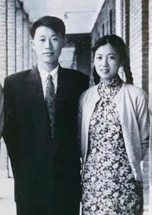 1957年，22岁表演艺术家谢芳和27岁的丈夫张目拍下了这张结婚照。
当时谢芳身