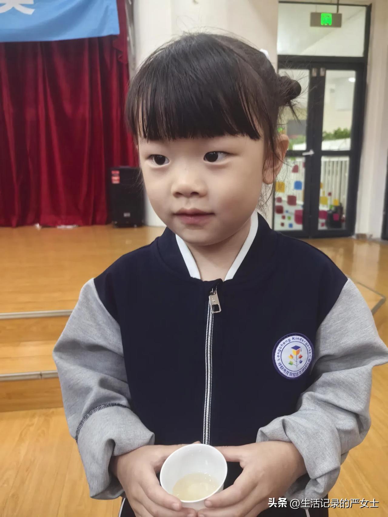 昨天听一个教授讲婆媳关系，他说：儿媳妇你既没生也没养，不要想着去教育和管教她，也