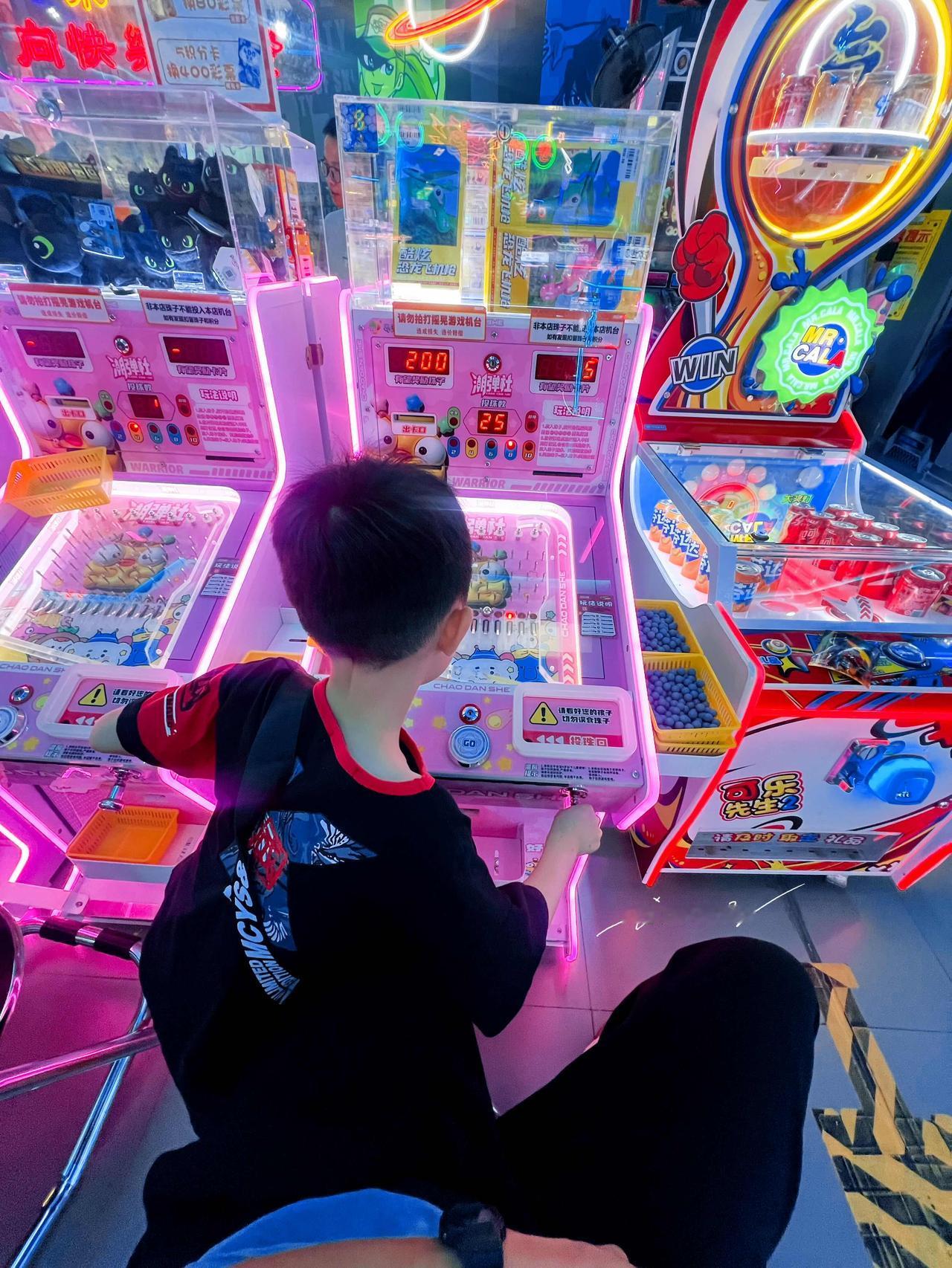 下午来电玩城，被一个“小孩哥”盯上了，一开始他就是在旁边看，不时地告诉我打机诀窍