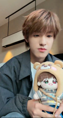 张泽禹冷笑话  张泽禹讲冷笑话的时候真的太鲜活了，自然不刻意，幽默感恰到好处，越