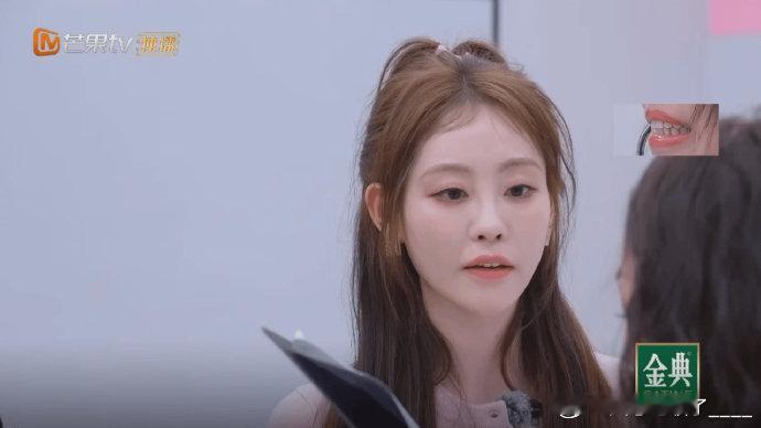 祝祝练rap急到嘴瓢，舌头打结像唱绕口令，明明超努力却笑出眼泪，这笨拙感比rap