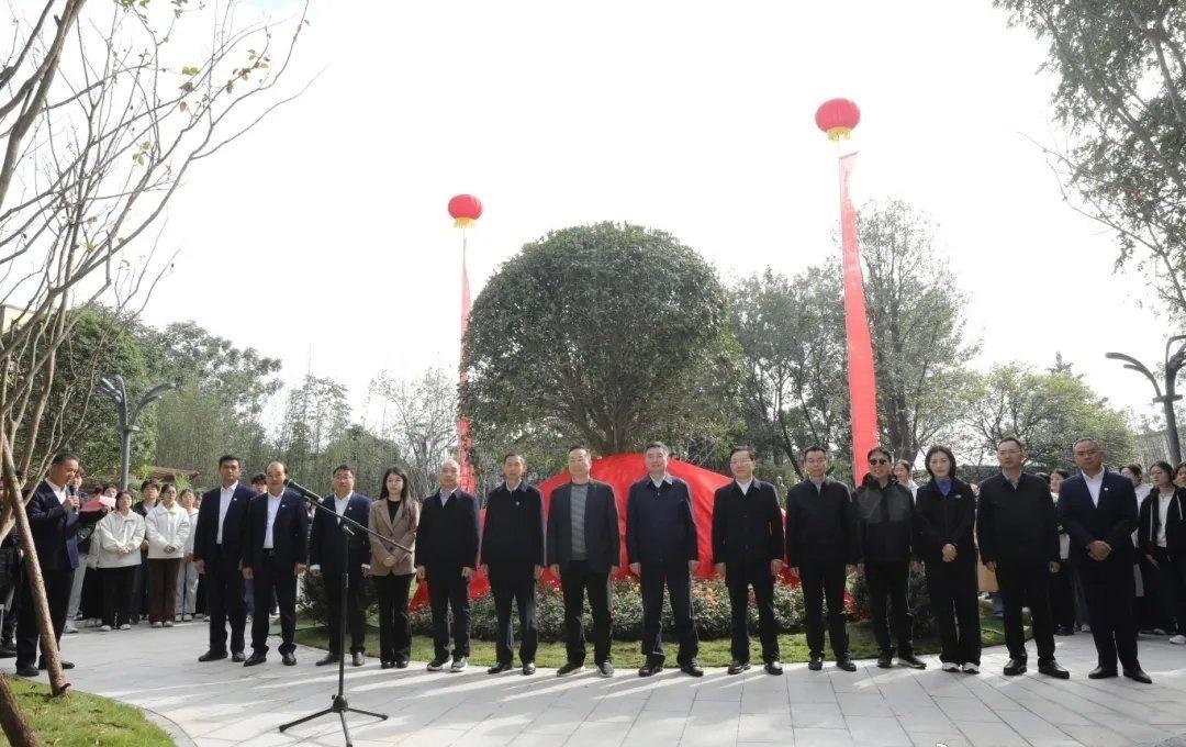 【信阳师范大学建校50周年 】
师生齐聚在崭新的知行苑文化广场
共同举行“知行苑