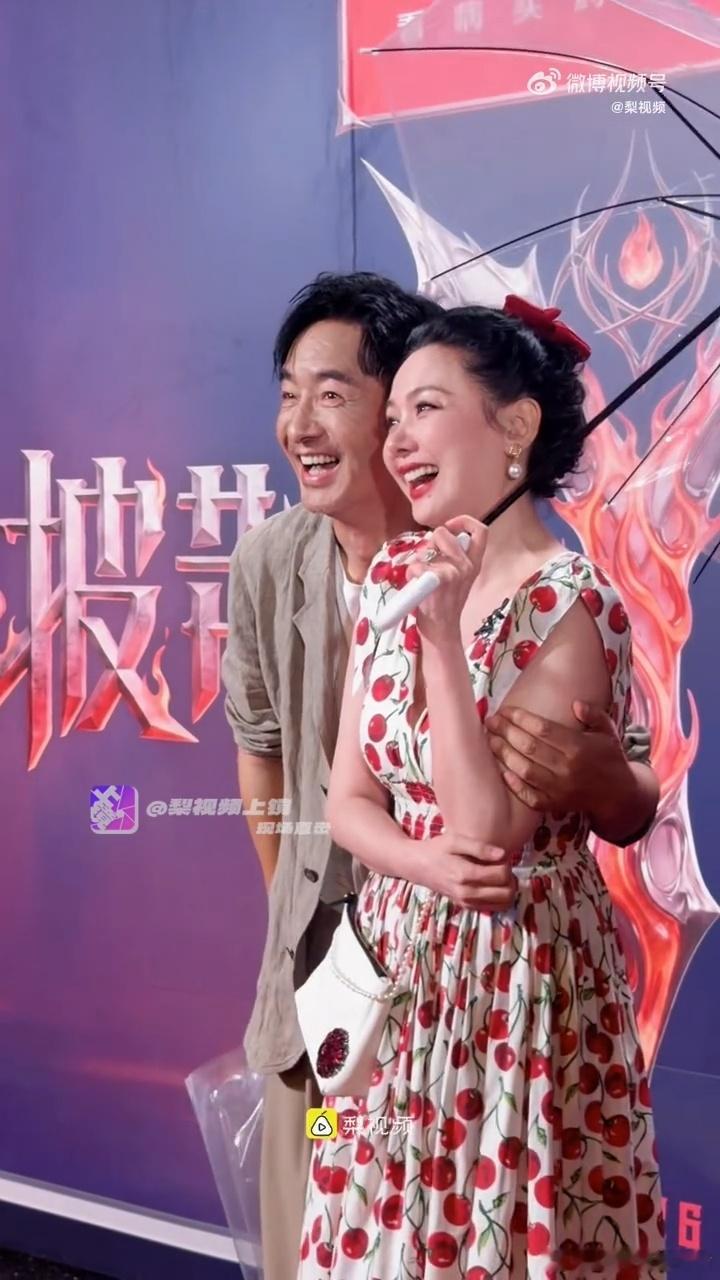 郭晓东程莉莎比心毫无默契郭晓东搂程莉莎好紧8.14披哥红毯程莉莎专程来给郭晓东送