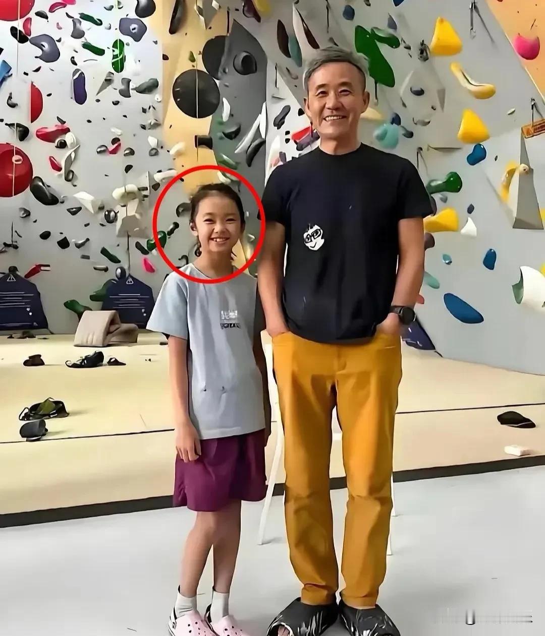 75岁王石和小女儿罕见同框！


8月4日，75岁的万科创始人王石，突然冲上了热