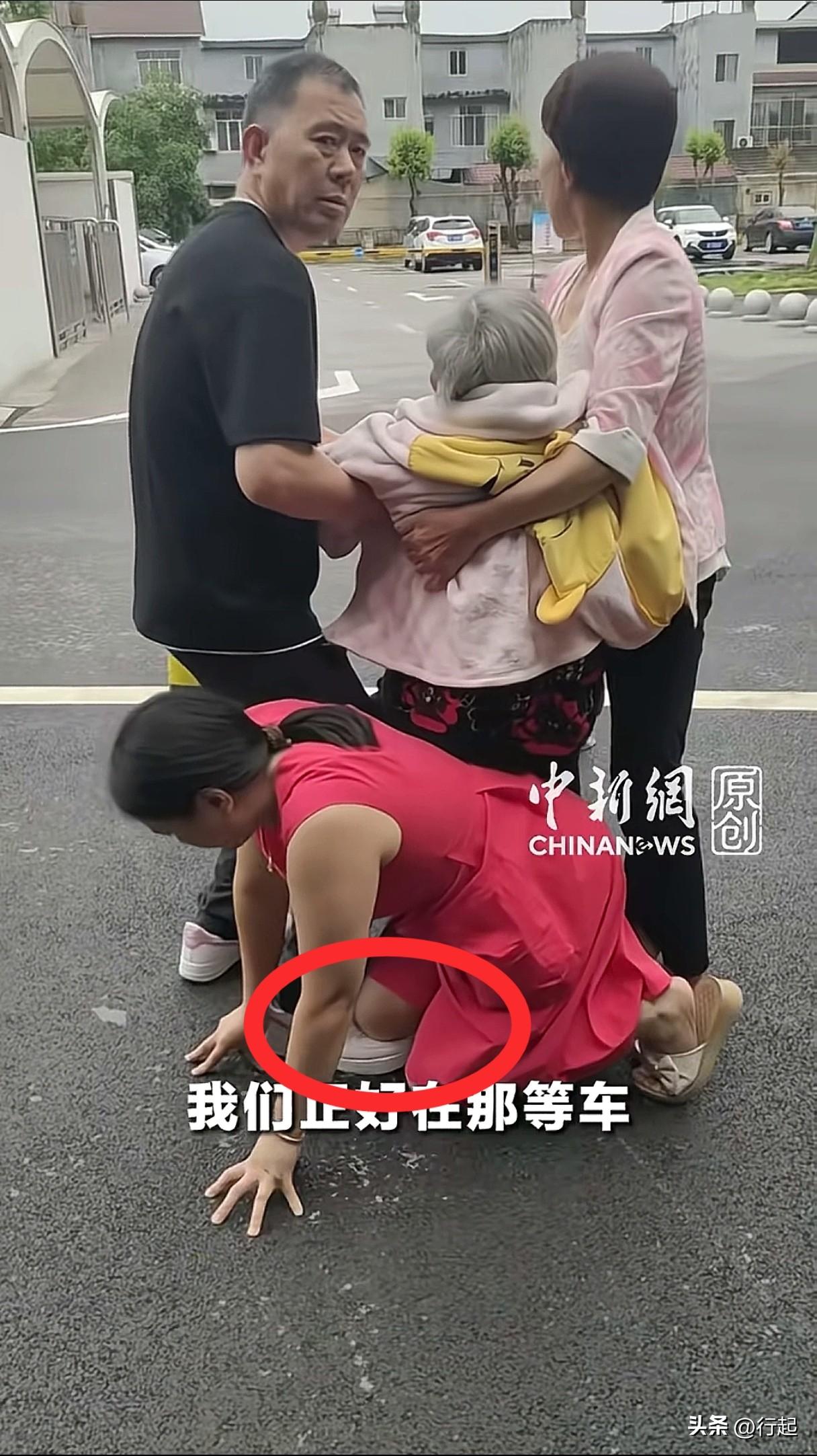 一段视频看哭了多少人！

85岁的外婆在路边等外孙女婿把车开过来，要带外婆去医院