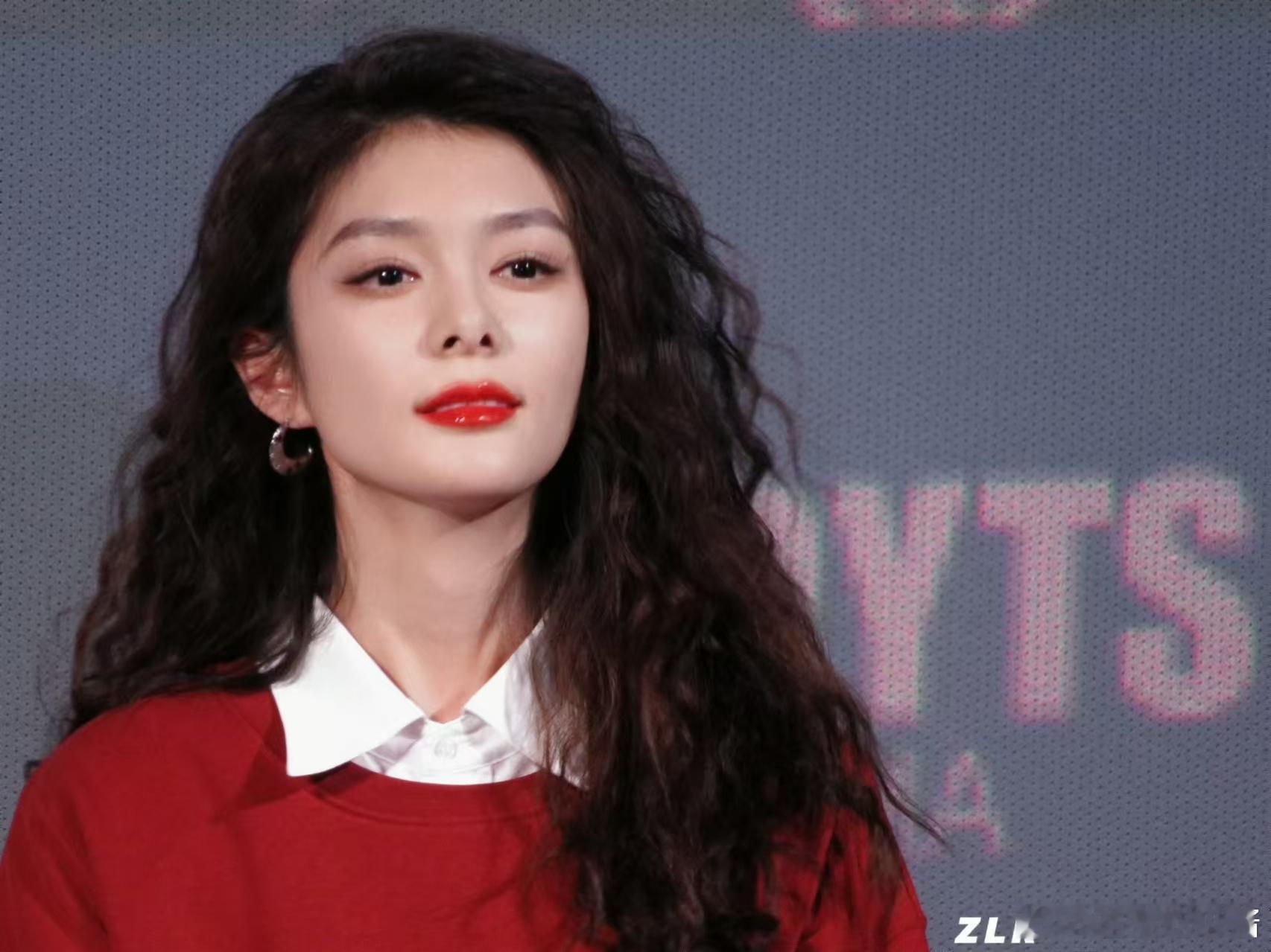 傅菁 喜剧i人  小傅菁真的是个又i又可爱的喜剧人！在《窗前明月，咣！》路演时，