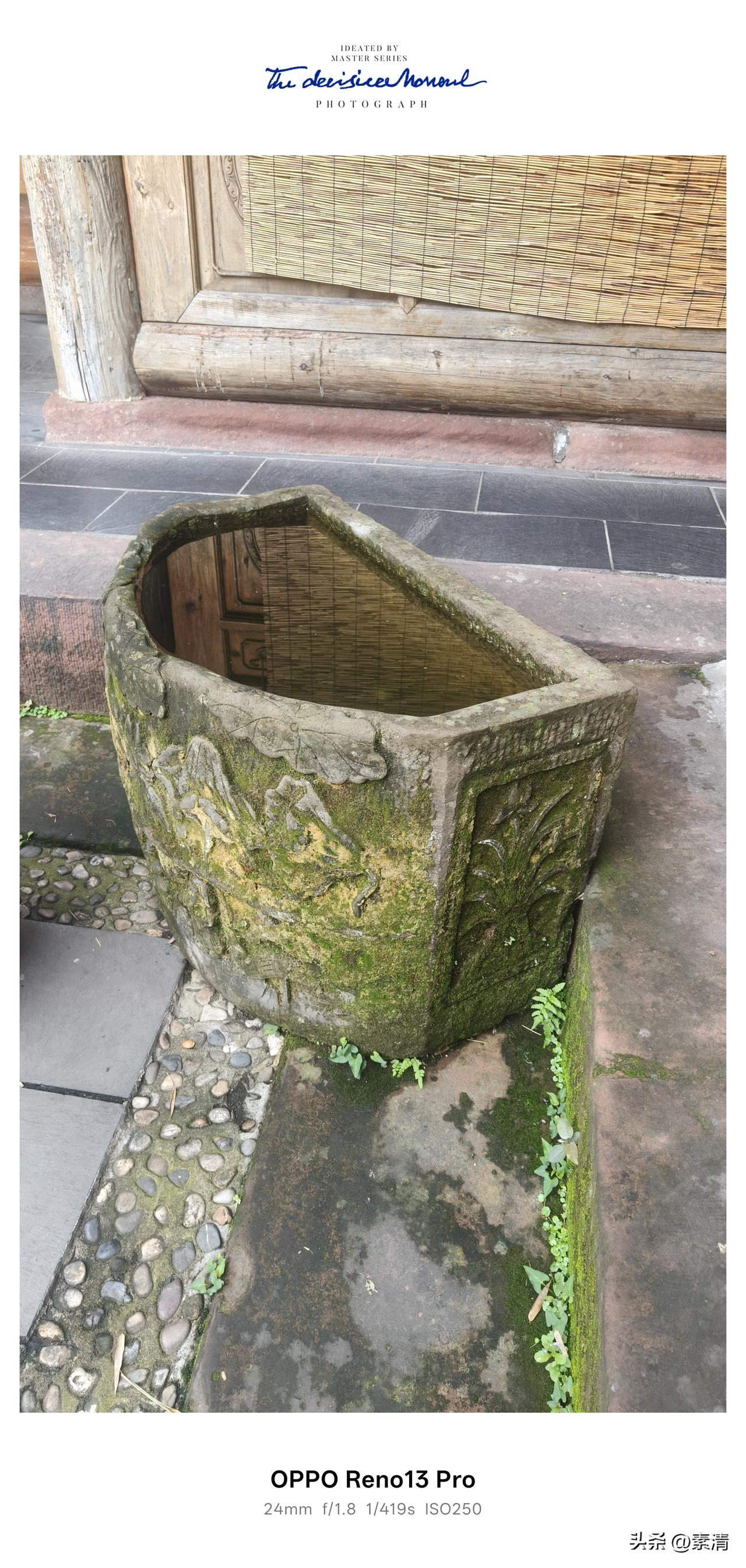 古色古香的水缸，曾经是那个年代家家户户的必需品。今天在苏稽古镇景区看到这口水缸，