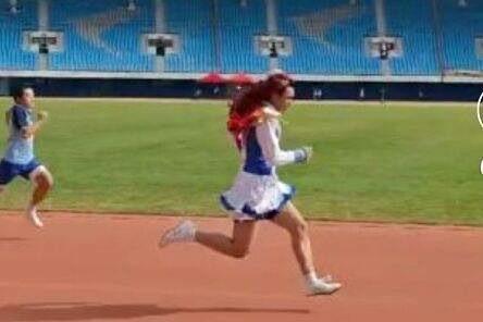 11月20日，厦门松柏中学一男生穿裙戴假发参加校运会跑步比赛，大幅领先夺冠。据说