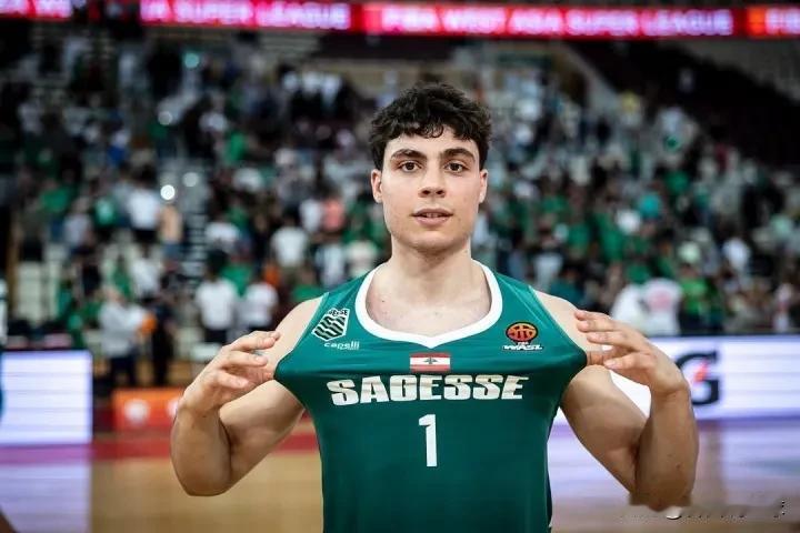杨瀚森在结束NBA夏季联赛的比赛后，已经返回国内，备战8月份的男篮亚洲杯比赛。今