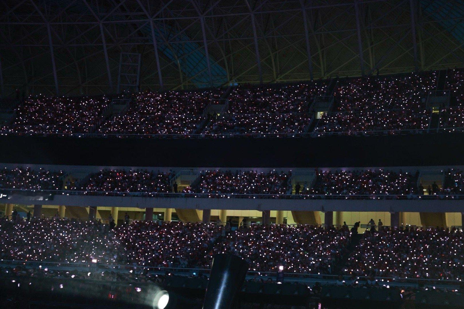 #华晨宇演唱会刷新场馆纪录#惊喜的舞台，让我们感受到华晨宇其实也是非常有实力的，