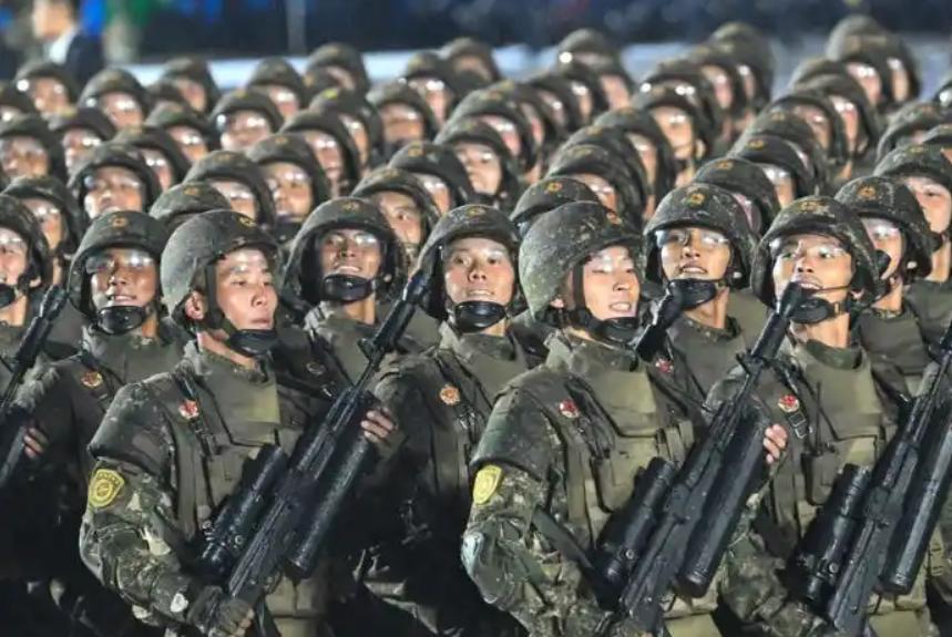 2026年朝鲜阅兵秀硬核火力，神秘单兵轻武器，专治火力不足恐惧症！
朝鲜这款神秘