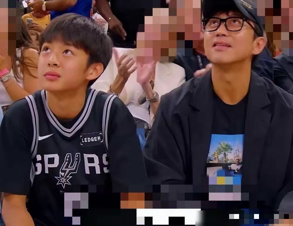 邓超带儿子看NBA看似散养，实则孩子就读年费二十万国际学校，专属精英教育赛道，和