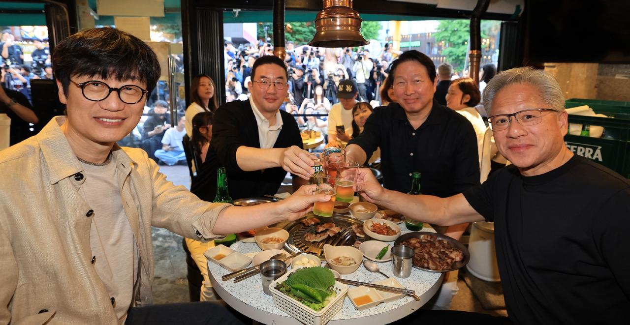 黄仁勋在首尔组局！

6月5日，英伟达创始人黄仁勋在首尔一家韩式烤肉店与SK集团