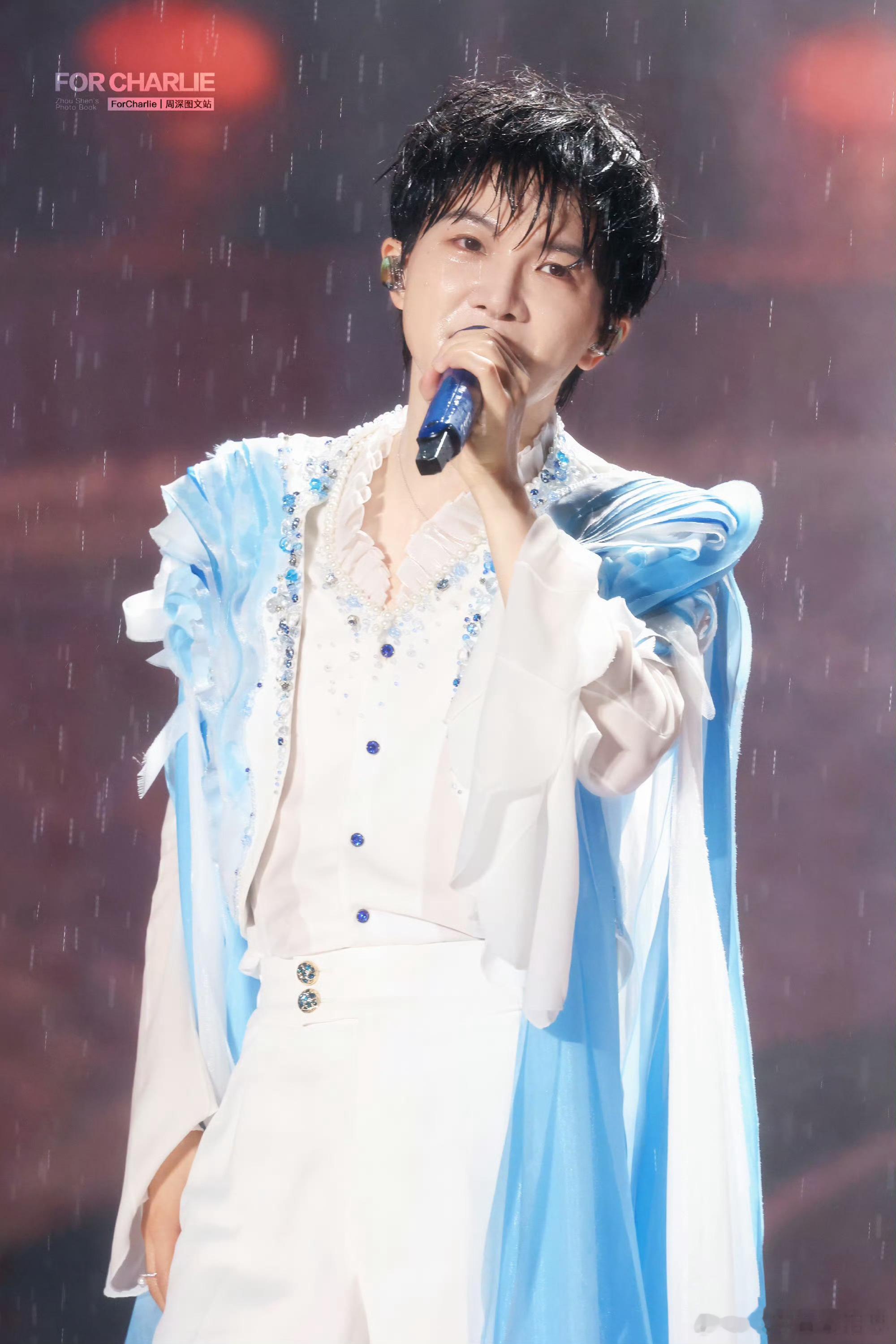 周深 周深大鱼海棠十年之约 周深暴雨中换话筒高音依旧稳 风雨设备故障皆难扰心境，