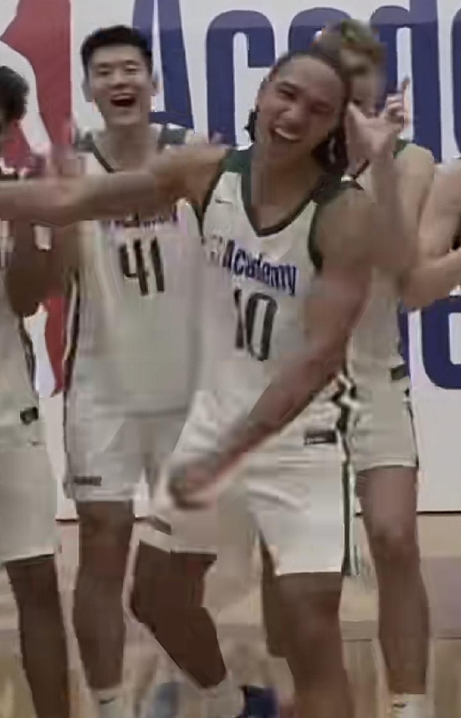 广东宏远小将王洪泽在美再拿一个冠军。原来是王洪泽参加NBA篮球学院比赛代表绿队6