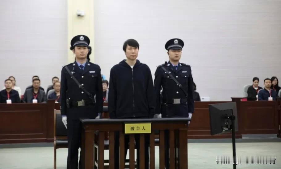 李铁完了，随着李铁案一审的结束李铁涉案金额达到了1.2亿惊天的数目，李铁也当庭认