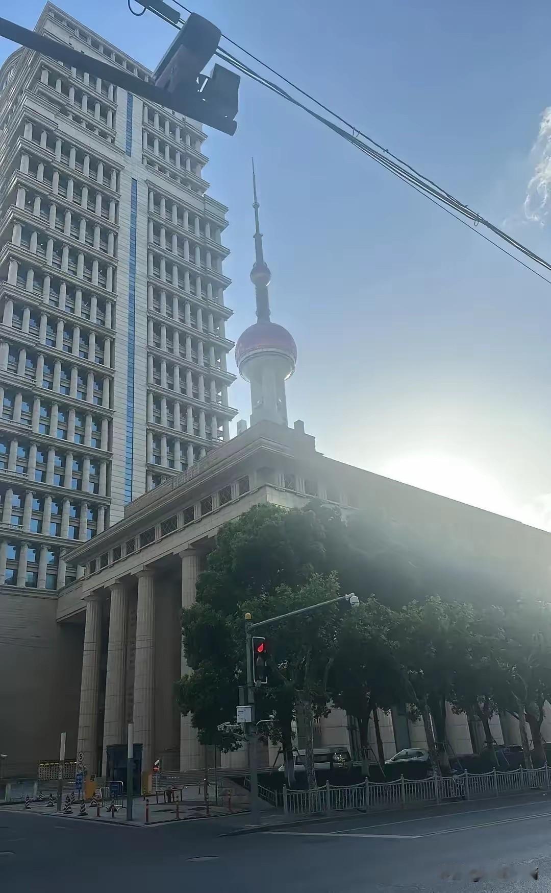 已经赚得盆满钵满了，吃尽了时代红利，却还不满足，还要给子孙铺路，表面上道貌岸然，