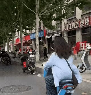 年轻人对光头男子扔了个神秘物件，竟让他瞬间暴跳如雷！