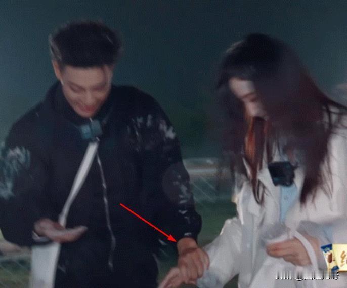 打死不愿意公开承认，却在综艺节目里借着公费撒糖，黄子韬徐艺洋都这样了，确定真没在