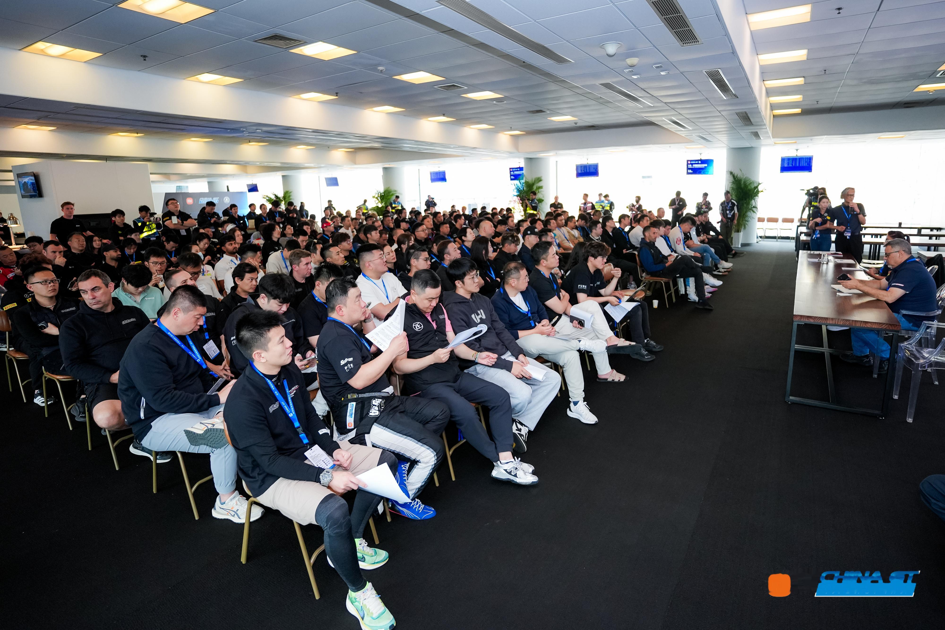 China GT车手会超多人前面就是王一博哥哥今天是排位赛➕正赛预祝大家都赛道平