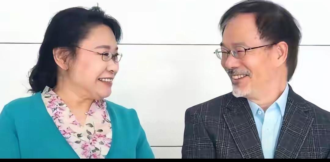 高材生王佐良娶瘫痪的张海迪为妻，是人间清醒吗？
1982年，上海外国语学院的高材