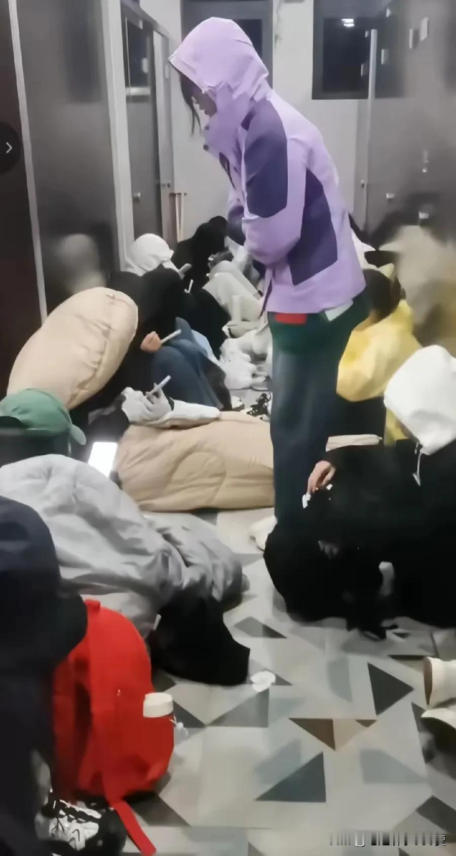 黄山的厕所竟然变成了露营圣地。夜幕降临，这里成了最热闹的地方。男女老少，挤在一起