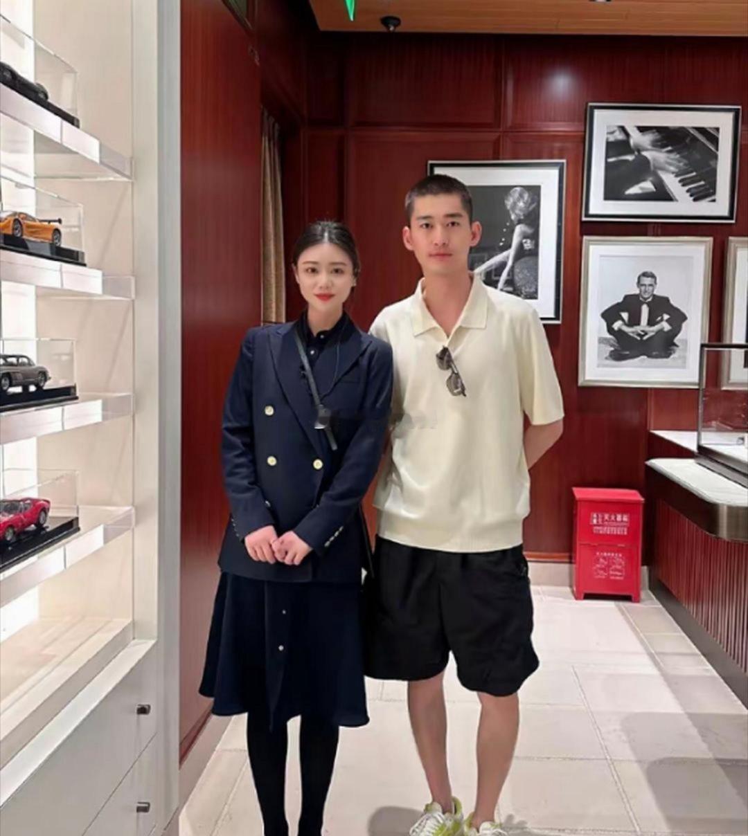 上海街头偶遇张翰，剪寸头瘦了好多，完全摆脱以往油腻感，状态回春！ 