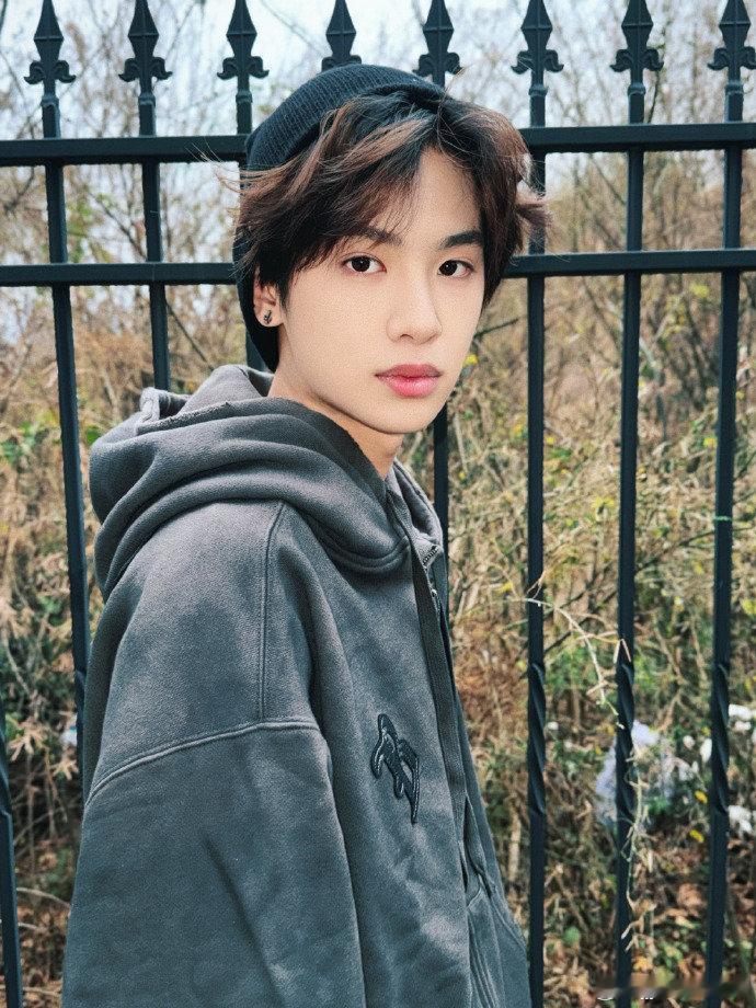 黄明昊挑战自己做妆发 刷到晒出自己做的妆发，黄明昊的技能点又双叒叕拉满了💥 晒